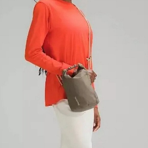 Lululemon Deadstock Roll-Top 3L Crossbody Unisex Bag - Picture 2 of 16